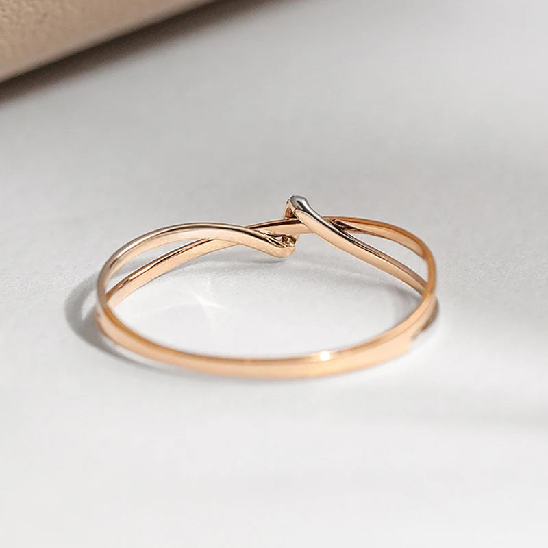 Huitan To-farget Twist Ring med Cubic Zirconia – Elegant og Trendy Smykke for Bryllup og Festlige Anledninger