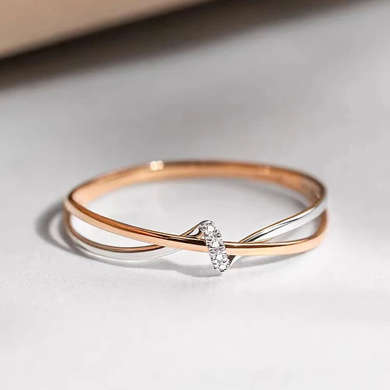Huitan To-farget Twist Ring med Cubic Zirconia – Elegant og Trendy Smykke for Bryllup og Festlige Anledninger