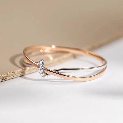 Huitan To-farget Twist Ring med Cubic Zirconia – Elegant og Trendy Smykke for Bryllup og Festlige Anledninger