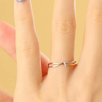 Huitan To-farget Twist Ring med Cubic Zirconia – Elegant og Trendy Smykke for Bryllup og Festlige Anledninger