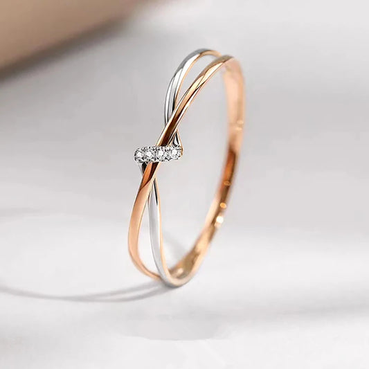 Huitan To-farget Twist Ring med Cubic Zirconia – Elegant og Trendy Smykke for Bryllup og Festlige Anledninger