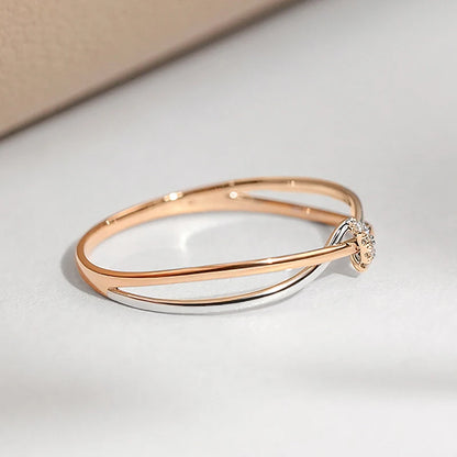 Huitan To-farget Twist Ring med Cubic Zirconia – Elegant og Trendy Smykke for Bryllup og Festlige Anledninger