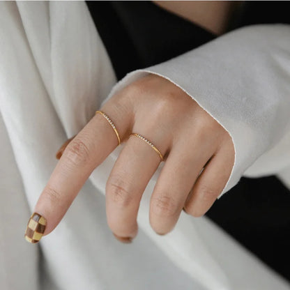 Stilfullt tynn 1mm rustfritt stål-ring med cubic zirconia