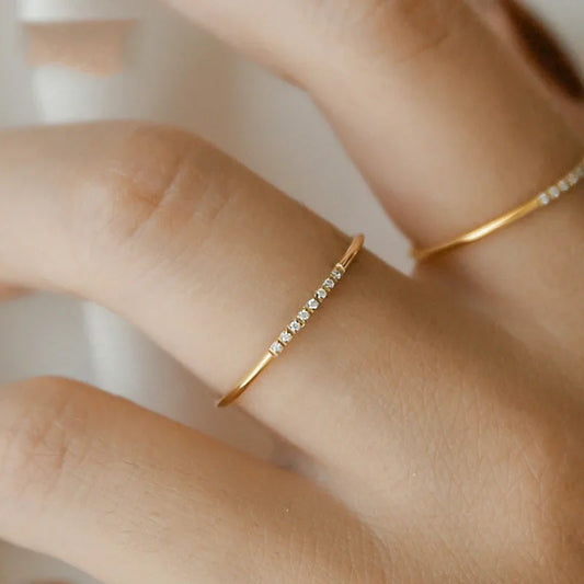 Stilfullt tynn 1mm rustfritt stål-ring med cubic zirconia
