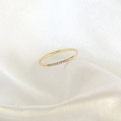 Stilfullt tynn 1mm rustfritt stål-ring med cubic zirconia