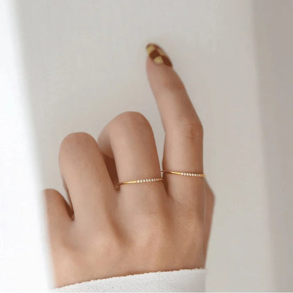 Stilfullt tynn 1mm rustfritt stål-ring med cubic zirconia
