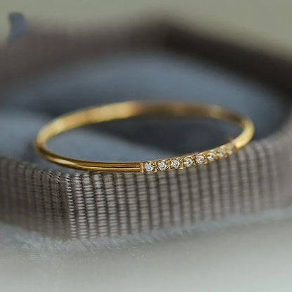 Stilfullt tynn 1mm rustfritt stål-ring med cubic zirconia
