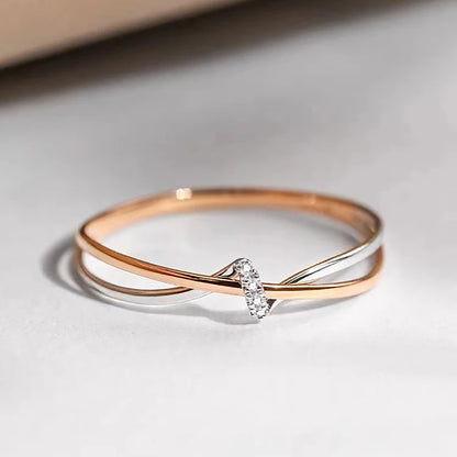 Huitan To-farget Twist Ring med Cubic Zirconia – Elegant og Trendy Smykke for Bryllup og Festlige Anledninger
